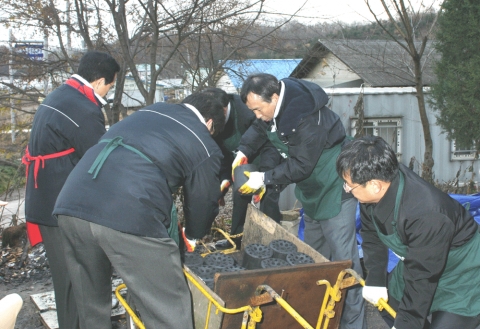 서울통신기술, 사랑의 연탄 나르기 행사 가져