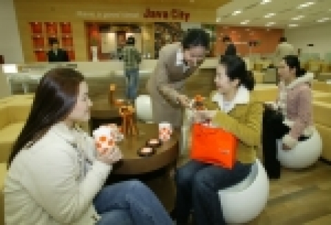 KTF의 새로운 디자인이 적용된 KTF 강남 멤버스 플라자에서 고객이 서비스를 받고 있는 모습