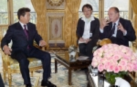 파리 엘리제궁에서 노무현 대통령과 쟈크 시라크 프랑스 대통령이 정상회담을 갖고 있다. 