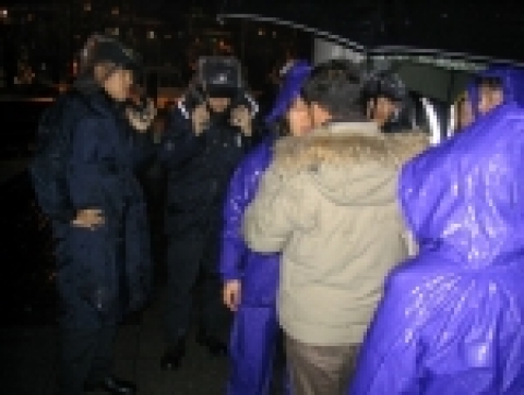 경찰측 책임자에게 상황을 설명하는중 