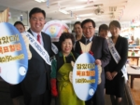 12월 5일 부산 자갈치 시장 무료 혈압측정행사에서 배종화 대한고혈압학회 이사장 (맨 우측)이 홍보대사인 이만기 교수(좌측)와 자갈치 상인과 함께 목표혈압인 140/90mmHg 미