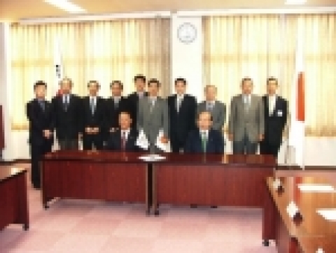 부경대 목연수 총장과 일본 톳토리대 미치우에 마사노리 총장을 비롯 양대학 관계자들이 일본 톳토리대 총장실에서 양 대학간 복수학위제 운영을 위한 협정을 체결한 뒤 기념촬영을 했다. 