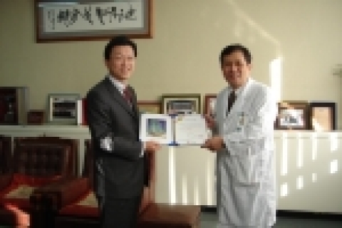 경남은행 박영빈 부행장(사진 왼쪽)이 박철수 경상대병원장에게 발전기금 기탁증서를 전달하고 있는 모습
