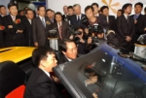 김태환 제주도지사(운전석)와 김동수 정보통신진흥국장(조수석)이 텔레매틱스 서비스를 이용하는 모습 