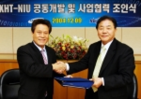 삼성전자 신만용부사장(왼쪽)과 한국디지털위성방송의 황규환 사장(오른쪽)이 계약 체결후 악수를 나누고 있다.
