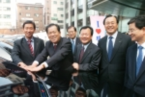 현대건설 이지송사장(왼쪽에서 2번째), 임동진 현대건설 노조위원장(맨 왼쪽)과 현대건설 밈원진 들이 현대건설 고향지킴이 모임 출범식을 가진후 차량에 '내사랑 현대건설 