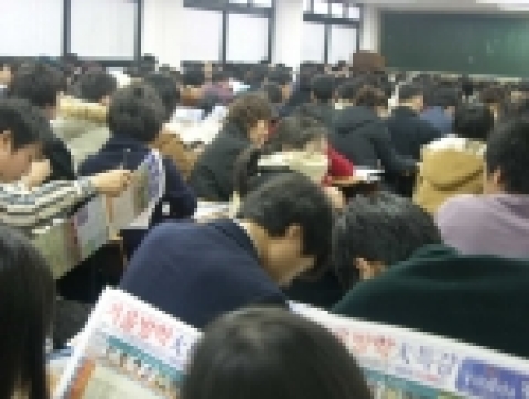 '겨울방학특강' 접수대기표를 받기위해 서울 노량진 VitaEdu한샘학원의 한 강의실에 모인 예비 수험생과 학부모들이 기다리면서 강의시간표를 지켜보고 있다.