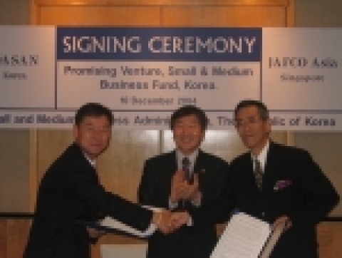 다산벤처와 JAFCO Investment(Asia Pacific) Ltd.간 펀드 결성 협약 왼쪽부터 최길수 다산벤처 부회장, 김성진 중소기업청장, 히로시 야마다 JAFCO Inv