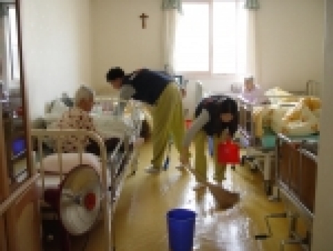 신입행원들이 창원성심원에서 할아버지,할머니들이 거주하시는 방을 청소하고 있는 모습