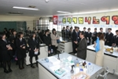 이과대학 오픈랩 행사를 견학 중인 일본 덴도고교생들이 '분자체험 나노여행'에 대한 설명을 듣고 있다.
