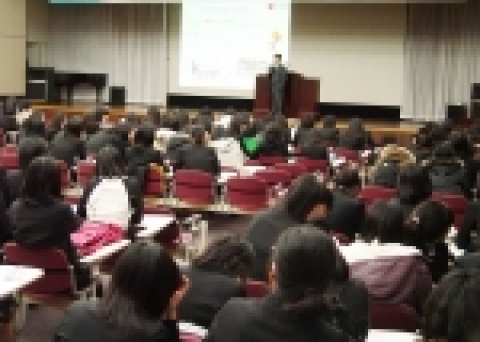 한일전산여고생들이 서치봉 팀장의 금융교육에 귀를 기울이고 있는 모습