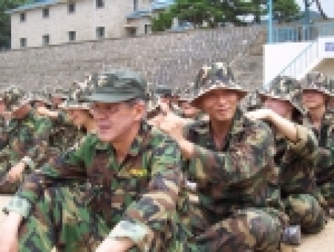 <사진설명> 지난 7월 SKC 최신원 회장과 임직원 240여명이 ‘해병대전략캠프’의 영종도 훈련장에서 훈련 중 휴식을 취하고있다.
