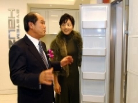 삼성전자가 빌트인 리모델링 시장 확대 및 공략 강화를 위해『삼성전자 시스템 하우젠(System HAUZEN) 페어』를 실시한다. 압구정 현대백화점 본점에서 실시된 이 날 행사에서 