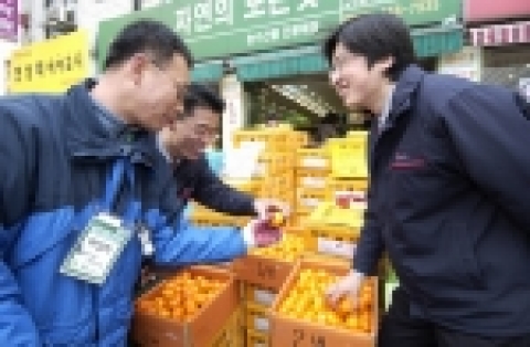 LG전자 직원들이 '총각네 야채가게'서 실제로 물건을 팔며 1일체 험을 하고 있는 모습.

