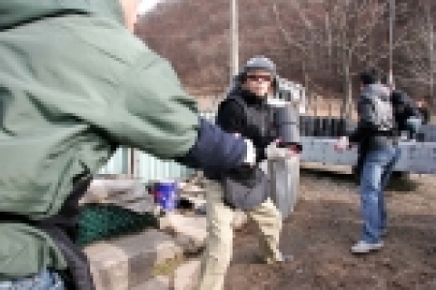 정선 달동네에서 연탄나눔 봉사활동에 참가한 가수 김장훈 