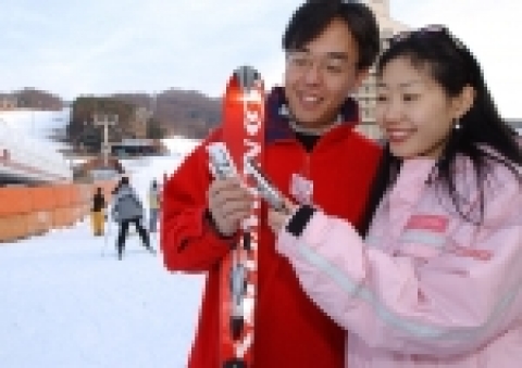 SK텔레콤 고객들이 용평 MoVille 서비스를 이용하여 슬로프의 정보를 검색하는 모습.

