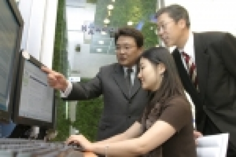 리눅스 카페를 이용중인 직원과 백종진 한컴 대표이사, KIPA 공개sw지원센터 양승하 소장