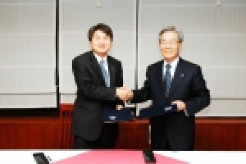 LG전자 정보통신 박문화 사장(왼쪽)과 연세대학교 정창영 총장(오른 쪽)이 협약 체결을 하고 악수를 나누고 있다.
