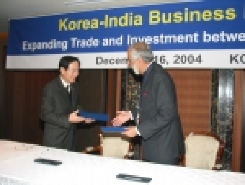 최선규 대한상공회의소 상무이사와 Mr. Gul Kripalani(굴 크리팔라니) 인도상업회의소(Indian Merchant’s Chamber:IMC) 국제무역위원회 위원장이 MOU