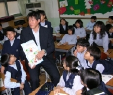 LA 다저스의 최희섭 선수가 일일교사로 참석해 어린이 교통 안전 교육 책자 배포와 함께  어린이 교통안전 교육을 진행했다.