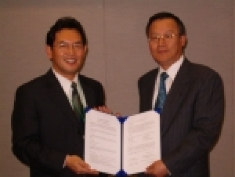 한국HP 테크놀로지그룹장 한종훈 부사장(우)와 (주)핸디소프트 김규동 대표이사(좌)가 BPM에 대한 사업협력 양해각서를 체결하며 악수를 하고 있다. 