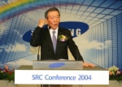 삼성화재 이수창(李水彰) 사장이 지난해 12월 국내 손, 생보 최초로 통합보험 시대의 문을 연「삼성Super보험」의 판매 1주년을 기념하는자리인 『2004 SRC 컨퍼런스』에서 기념사를 하고 있는 모습.
