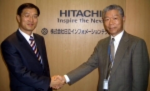 파이오링크 이호성 사장(사진 왼쪽)과  가토 마사오 히타치 IT 사장이 파이오링크 총판 계약을 마치고 악수를 하고 있다.