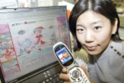 KTF 고객이 멀티팩을 통해 모바일 만화를 보면서 “천사 날개 달고 유럽가자” 이벤트에 참가하고 있다.