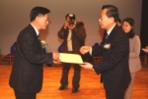 한진해운 유연호 상무가 문화관광부 정동채 장관으로 부터 상을 받고 있다