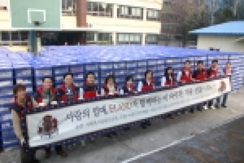 이랜드 사회 봉사단이 영등포구의 한 복지시설에서 생활용품을 박스로 배분하여 전국으로 배송할 작업을 마치고 찍은 사진-12월 10일