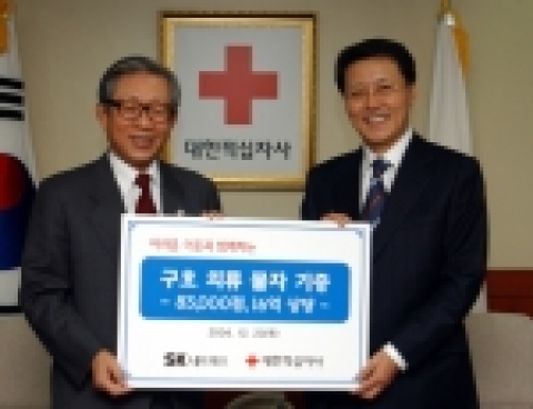 정만원 사장(사진 오른쪽)이 한완상 한적 총재에게 기증서를 전달하고 있다.  
