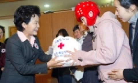 권양숙 여사는 지난 21일 정신지체 장애인들이 살고 있는 우성장애요양원을 방문해 원생들에게 사랑의 선물을 전달 하고 있다.
