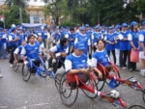 삼성전자는 고엽제로 고통을 겪고 있는 베트남 어린이들을 위한 '사랑의 워킹 페스티벌(Walking Festival)'을 개최해 자선 기금을 전달하였으며 5만 여명