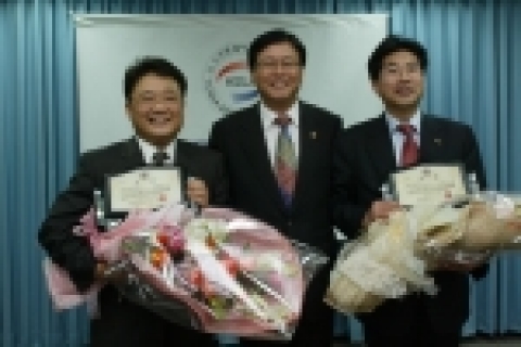 왼쪽부터 한글과컴퓨터 백종진 사장, 정보통신부 차관, 모모웹 박은수 사장 