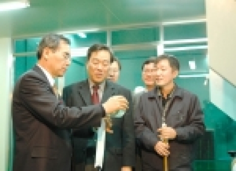 기술원(대덕)에 위치한 시험생산설비와 생산된 리튬전지 세퍼레이터를 둘러보고 있는 SK(주) 신헌철 사장과 SK기술원 박상훈 원장(전무) 