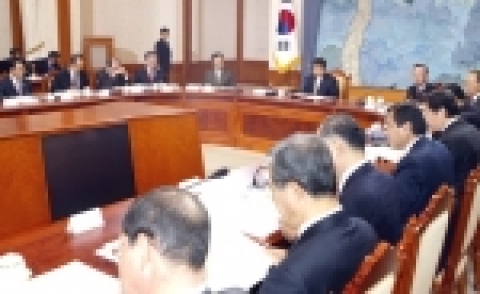 노무현 대통령이 제 7차 경제민생점검회의 및 제 15차 국민경제자문회의를 주재하고 있다. 