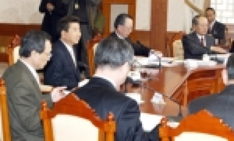 노무현 대통령이 경제민생점검회의 및 국민경제자문회의를 주재하고 있다. 