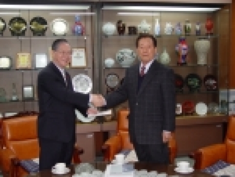 대원(주) 이원국 사장(사진 오른쪽)이 29일 포항공대를 방문해 박찬모 총장에게 학교 발전기금으로 5천만원을 전달했다. 대원은 지난 94년부터매년 5,000만원씩 지금까지 총 5억