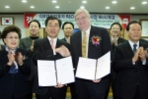 양해각서 체결후 GM DAEWOO 닉 라일리(Nick Reilly) 사장(오른쪽 두번째)과 안상수(安相洙) 인천시장(왼쪽 두번째), 인천시의회 박승숙(朴承淑) 의장(왼쪽 첫번째),