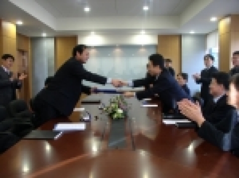 북측 조선체신회사 김인철 부리사장(좌)과 KT 사업협력실 김병주 상무(우)가 개성공단 통신공급 합의서를 체결 후 악수하고 있다.