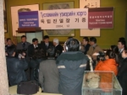 몽골국립역사박물관에 한국산 진열장 기증