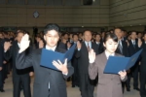기업은행은 3일 오전 8시30분 을지로 본점 15층 강당에서 500여명의 임직원이 모인 가운데 시무식을 개최하고 Young IBK 2005비전 선포식을 가졌다.