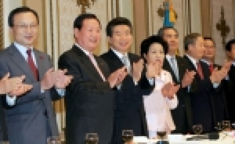 노무현 대통령이 정부 차관급 이상 공직자 및 정당대표 등과 신년인사회를 갖고 있다. 