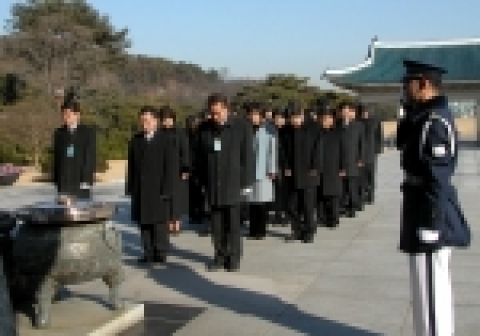 벤처기업협회 장흥순 회장과 벤처기업인이 국립현충원에서 참배하고있다. 
