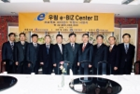 우림건설 성수동 PF조인식 – 서명식을 마치고 기념촬영 (좌측 5번째 우림건설 심영섭 사장, 6번째 고덕영 한국산업은행 서초지점장)