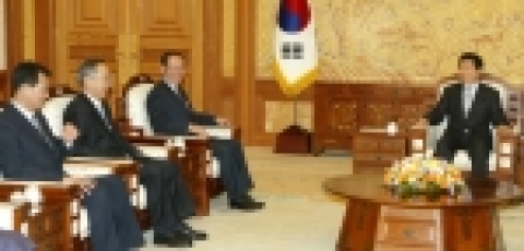 노무현 대통령은 6개 부처 장관 및 장관급 인사에 대해 임명장을 수여한 뒤 환담을 나누고 있다. 
