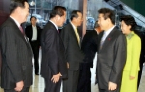 노무현 대통령 내외는 경제계 신년 인사회에 참석해 행사장으로 입장하면서 경제단체 대표들과 인사를 하고 있다. 