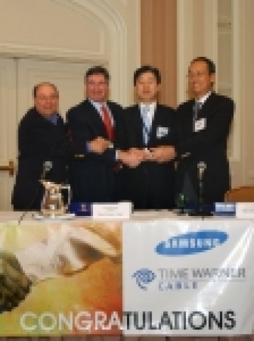 사진좌측 두번째부터 글렌 브릿(Glenn Britt)Time Warner Cable CEO, 최지성(崔志成) 삼성전자 디지털미디어총괄 사장, 오동진(吳東振) 삼성전자 북미총괄 부사