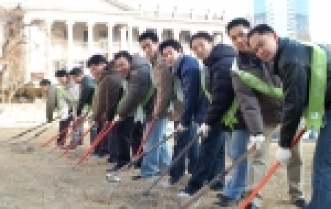 SK건설 신입사원 고궁 자원봉사 나서