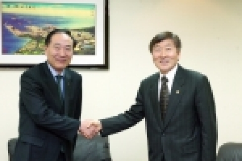 김성진 중소기업청장은 대기업 CEO를 차례로 방문하여 협력 중소기업에 대한 지원을 적극 당부하였음. 사진왼쪽 박세흠 대우건설 사장, 사진오른쪽 김성진 중소기업청장 